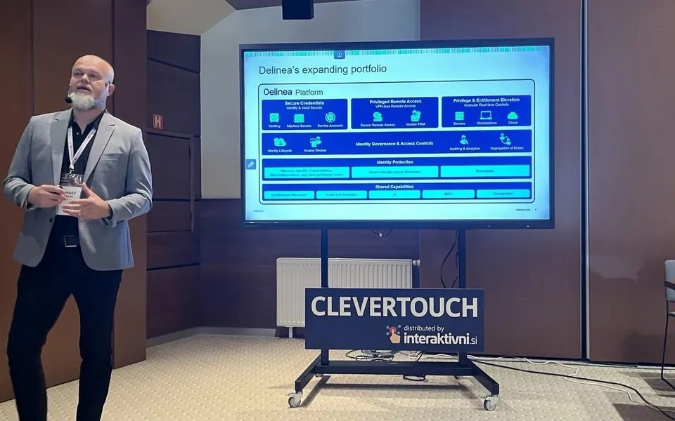 Tomasz Joniak presenting the Delinea platform portfolio at INFOSEK 2024